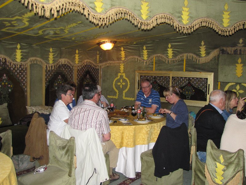170312_chez ali marrakech eten.jpg - Rond een groot plein staan tenten opgesteld waar je kunt eten.
